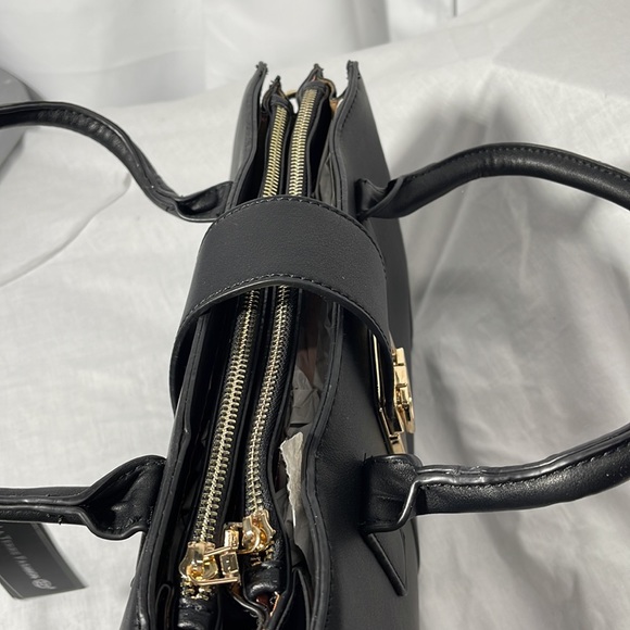 La Terre Fashion Vegan Handbag Color Black with crossbody strap - Picture 5 of 8